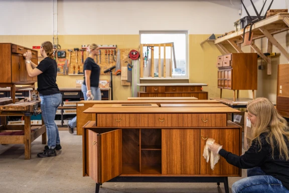 Afbeelding van de werkplek 'Sixty Fruits - Vintage meubels'.